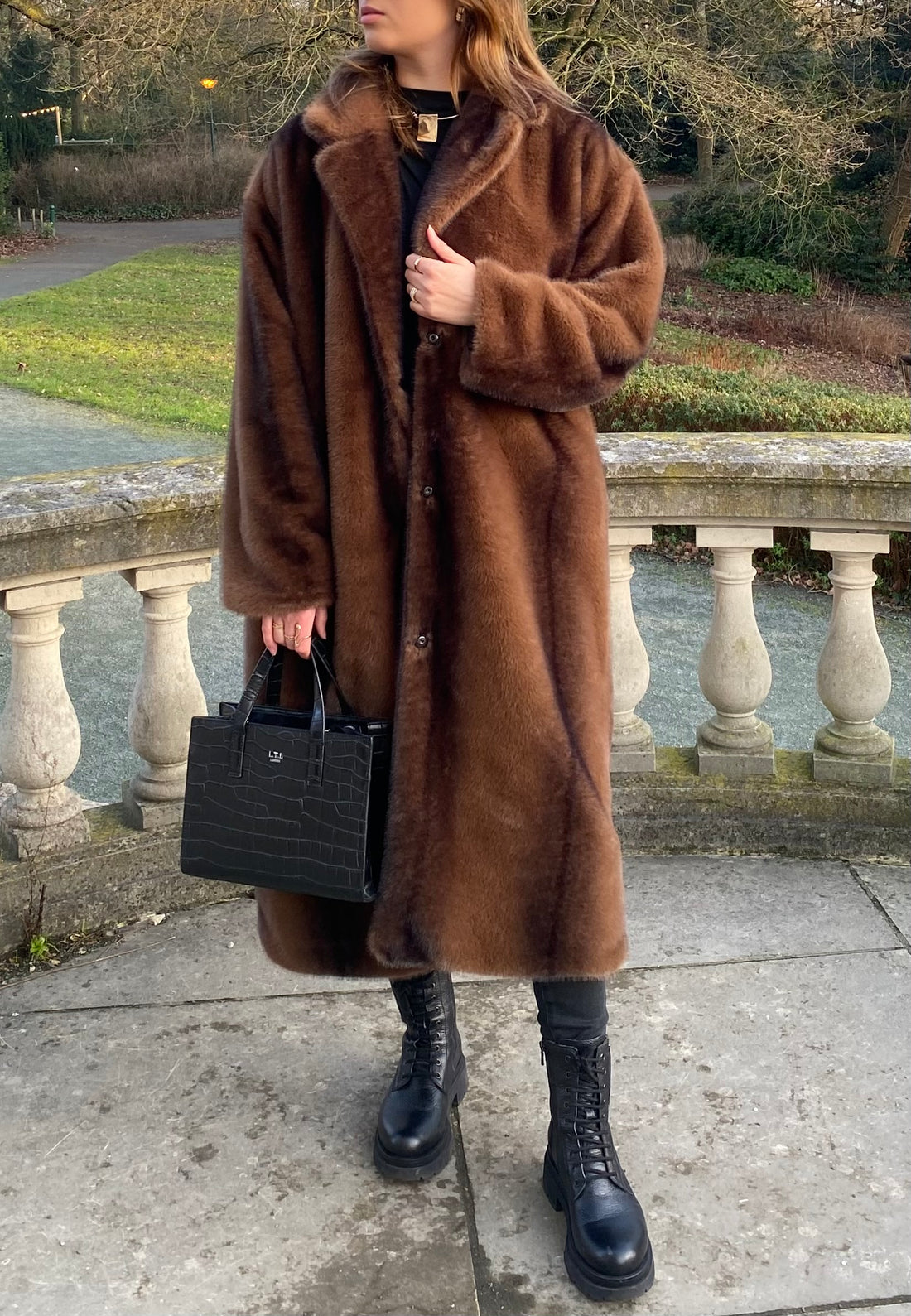 Manteau d'hiver luxueux en fausse fourrure